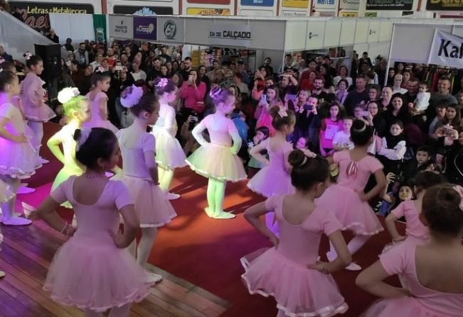 Apresentação cultural durante a Feira Negócios Daqui